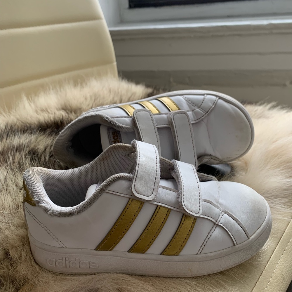 Adidas girls gold sz 10